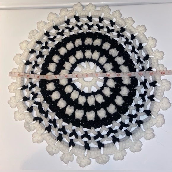 3/30$ Home decor Vintage round black‎ and white crochet doily - Picture 4 of 4